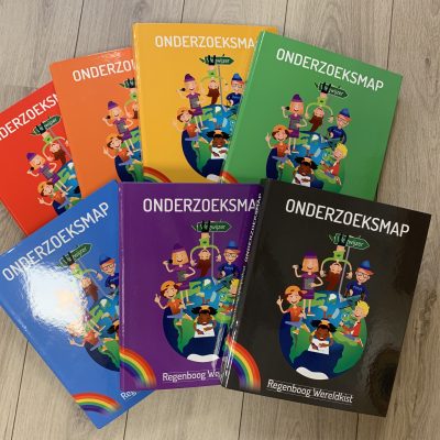 Gekleurde onderzoeksmappen Regenboog Wereldkist